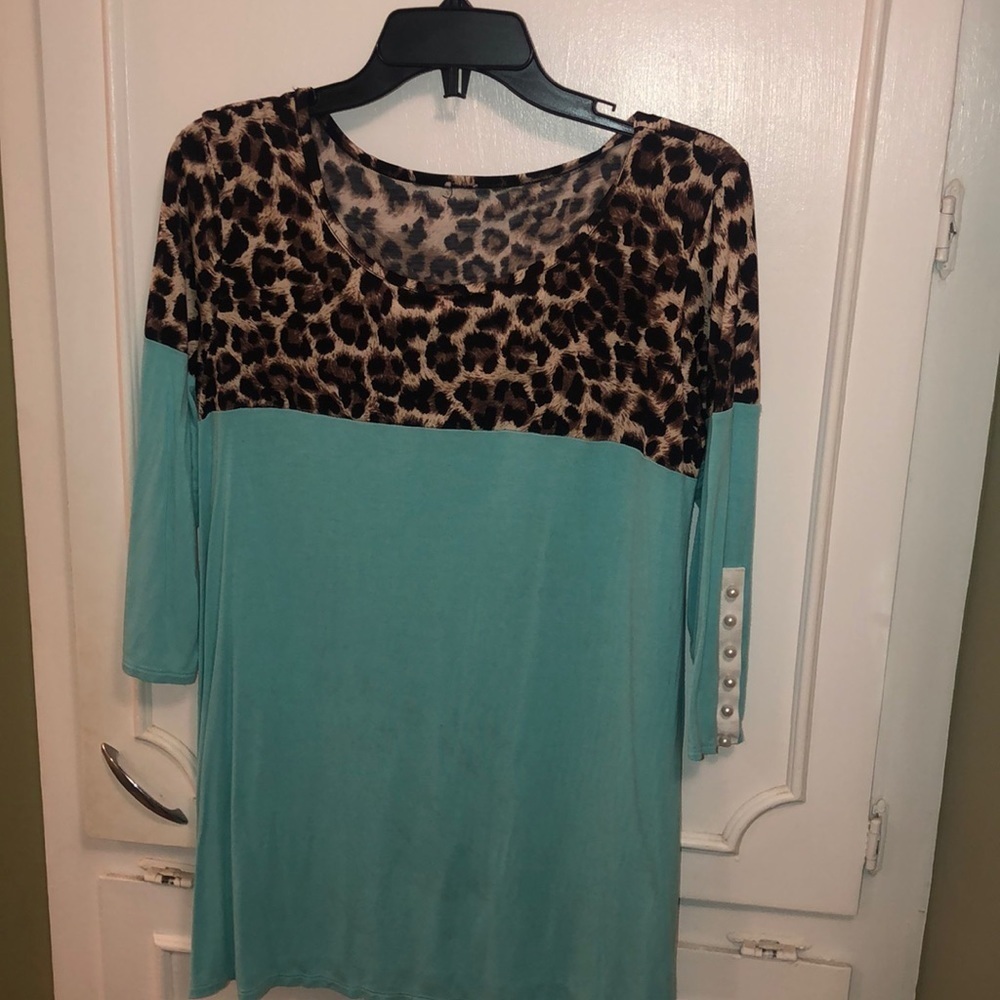 T-shirt. Teal and Leopard print on shoulders